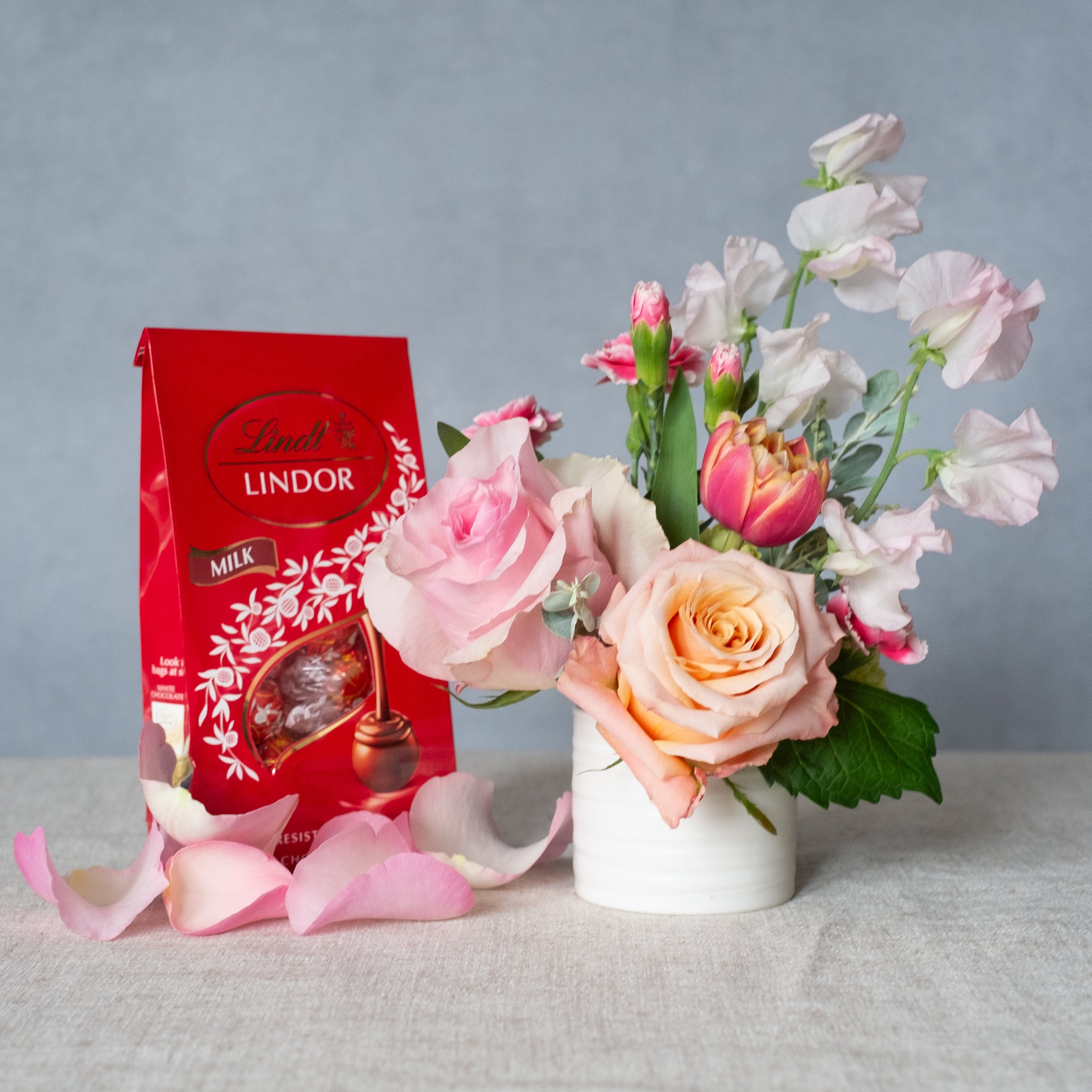 Flowers and Chocolates, Send Flowers, Everyday Floral Arrangement, Anniversary and Romance 